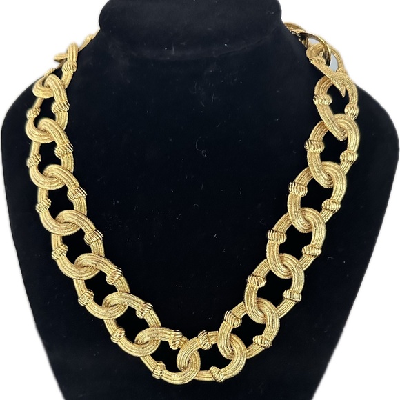 BEAUTIFUL CHUNKY LINKS GOLD NECKLACE - Picture 1 of 2